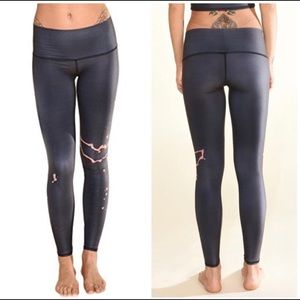 Rare Teeki rebirth hot pant legging, size small